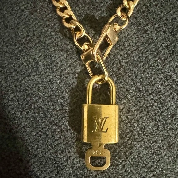 Louis Vuitton Lock & Key Gold #334/unbranded choker necklace/matching bracelet - Picture 4 of 5